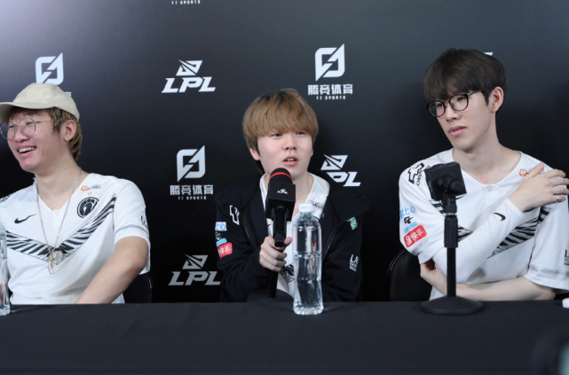 他已抵达英 他已抵达英