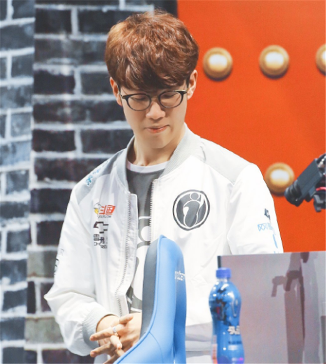 在半空间接 在半空间接